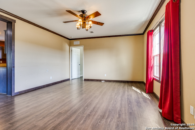 Listing photo id 4 for 175 Whisper Valley Ln S