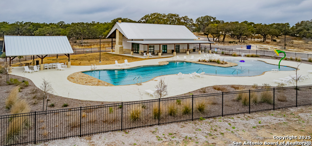 Listing photo id 4 for 732 Sharp Springs