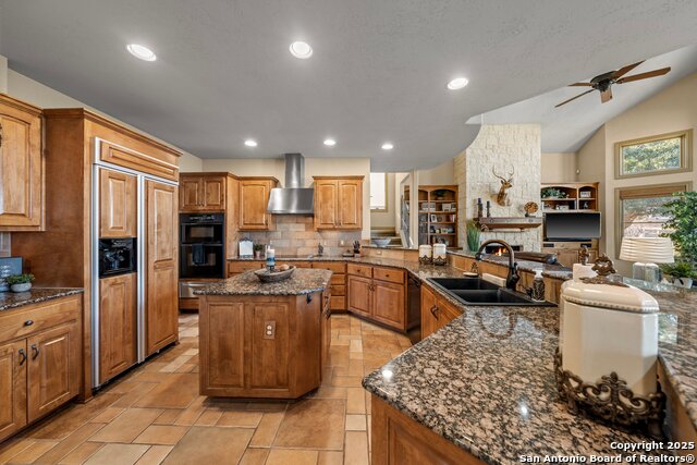Listing photo id 9 for 3404 Comanche Trace Dr E