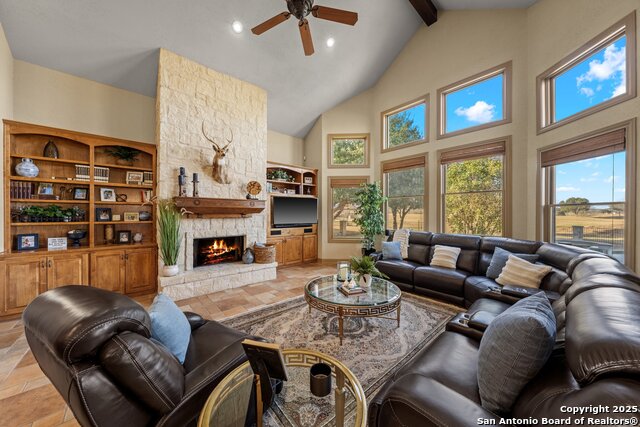 Listing photo id 12 for 3404 Comanche Trace Dr E