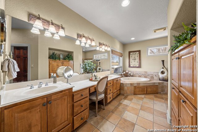 Listing photo id 17 for 3404 Comanche Trace Dr E
