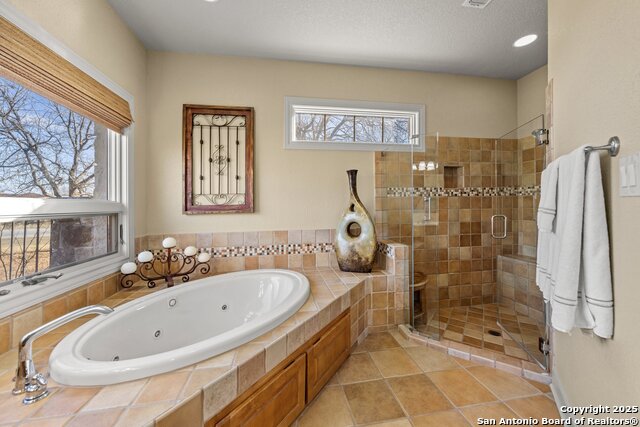 Listing photo id 18 for 3404 Comanche Trace Dr E
