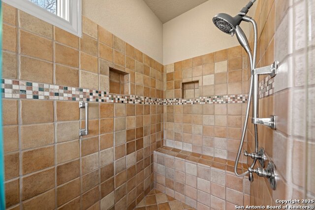 Listing photo id 19 for 3404 Comanche Trace Dr E
