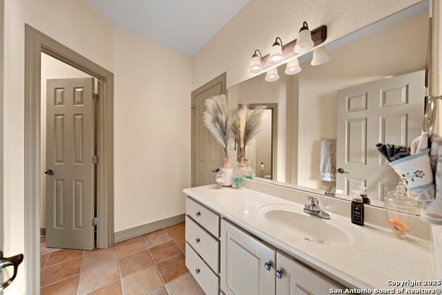 Listing photo id 25 for 3404 Comanche Trace Dr E