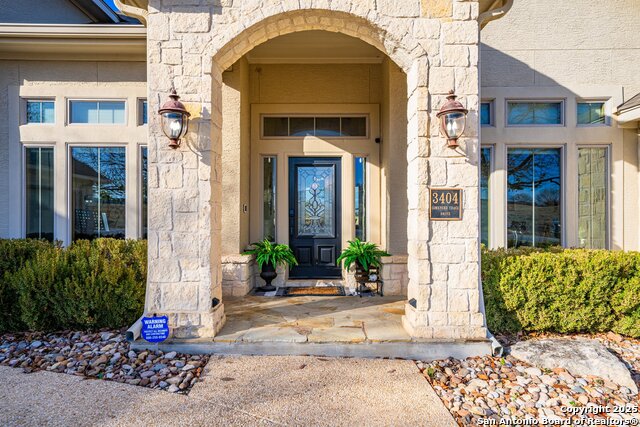 Listing photo id 2 for 3404 Comanche Trace Dr E