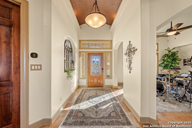 Listing photo id 3 for 3404 Comanche Trace Dr E