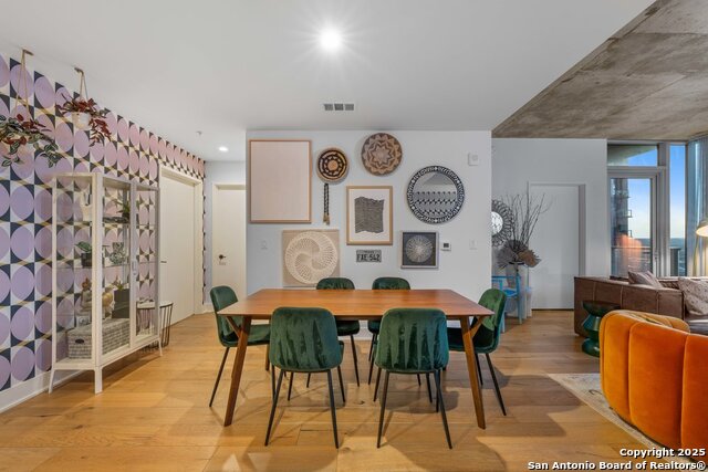 Listing photo id 9 for 48 East Ave 2610