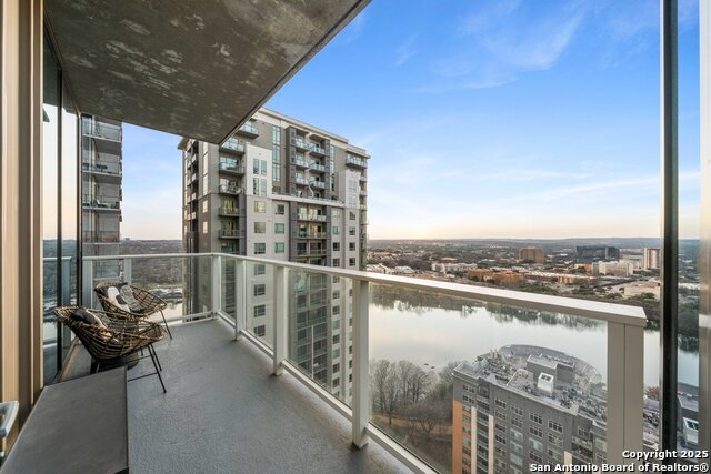 Listing photo id 10 for 48 East Ave 2610