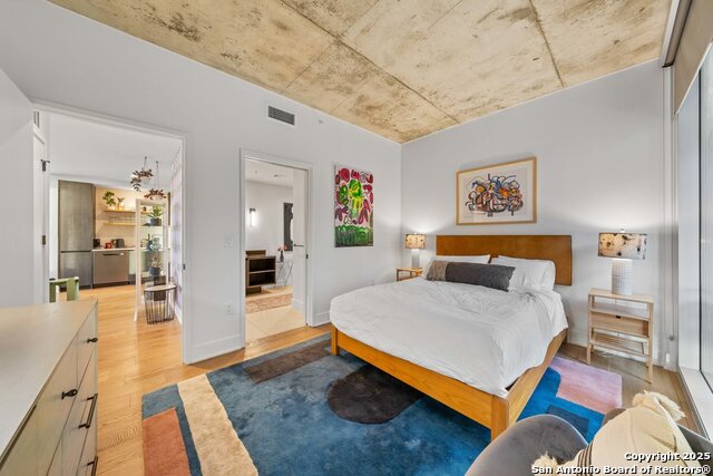 Listing photo id 13 for 48 East Ave 2610