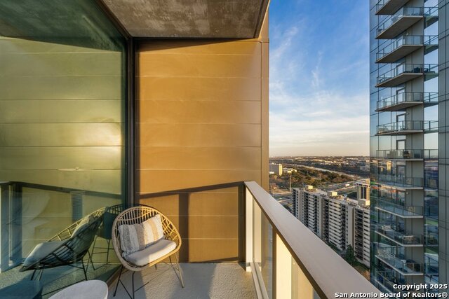 Listing photo id 14 for 48 East Ave 2610