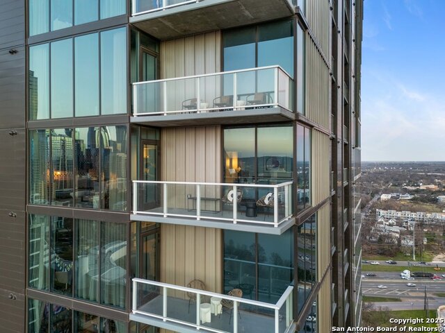 Listing photo id 25 for 48 East Ave 2610