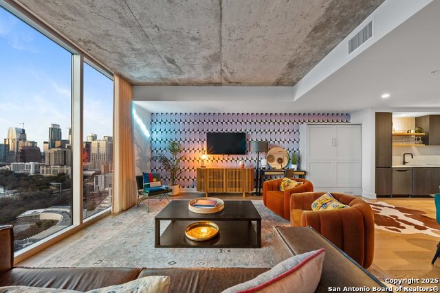 Listing photo id 3 for 48 East Ave 2610