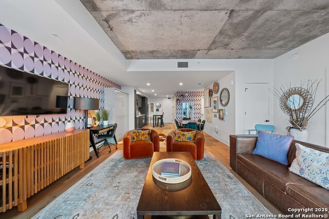 Listing photo id 4 for 48 East Ave 2610