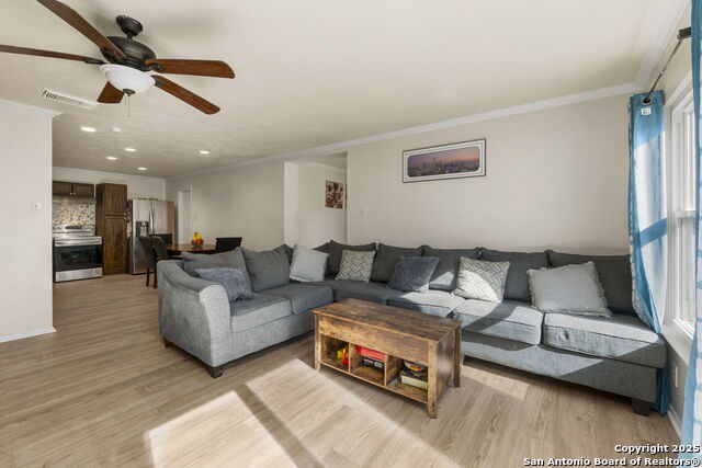 Listing photo id 8 for 6862 Flaming Ridge