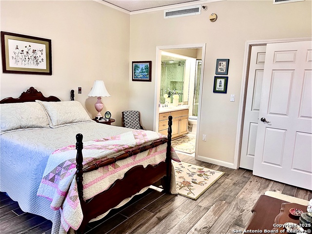 Listing photo id 13 for 1 Towers Park Ln  1604