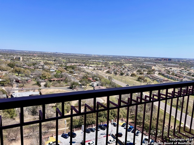 Listing photo id 18 for 1 Towers Park Ln  1604