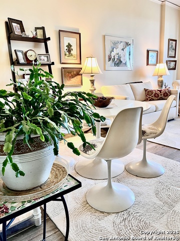 Listing photo id 5 for 1 Towers Park Ln  1604