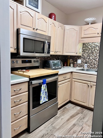 Listing photo id 6 for 1 Towers Park Ln  1604