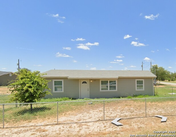 Details for 275 Hutchins E, La Pryor, TX 78872