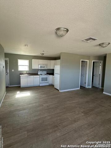 Listing photo id 0 for 539 Miller N