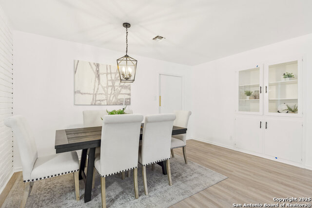 Listing photo id 5 for 3218 Albin