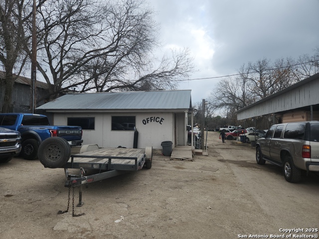 Listing photo id 0 for 2718 Rigsby Ave