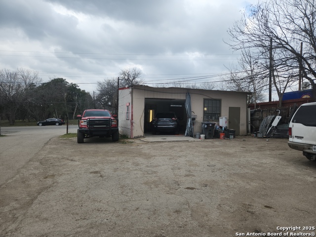 Listing photo id 1 for 2718 Rigsby Ave