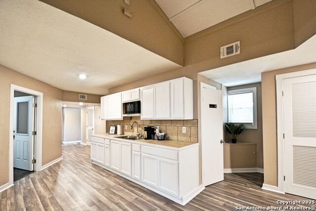 Listing photo id 6 for 1111 Walnut N 301