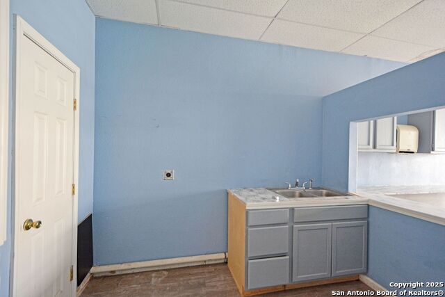 Listing photo id 5 for 105 Seguin S 103