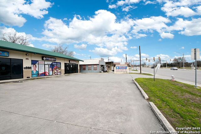 Listing photo id 0 for 105 Seguin S 104