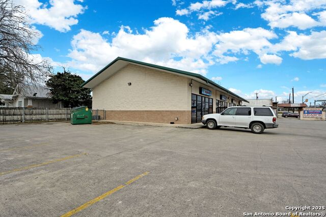 Listing photo id 3 for 105 Seguin S 104