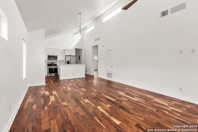 Image 9 of 21 For 1603 Center St N