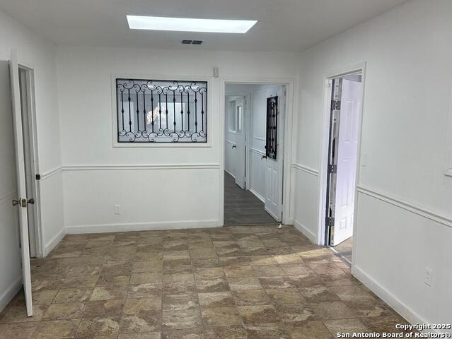 Listing photo id 14 for 1303 Commerce W