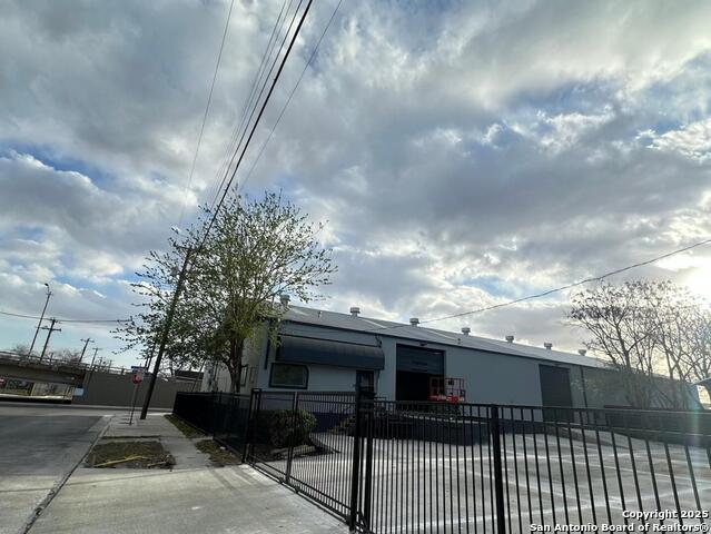 Listing photo id 0 for 1303 Commerce W