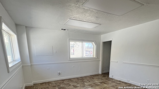 Listing photo id 18 for 1303 Commerce W