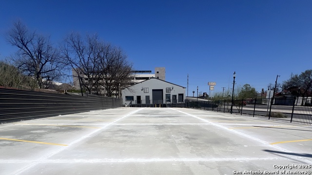 Listing photo id 23 for 1303 Commerce W
