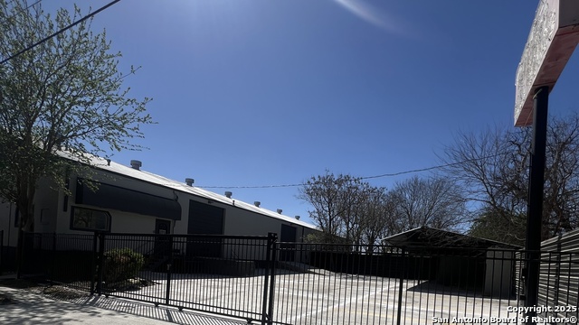 Listing photo id 2 for 1303 Commerce W