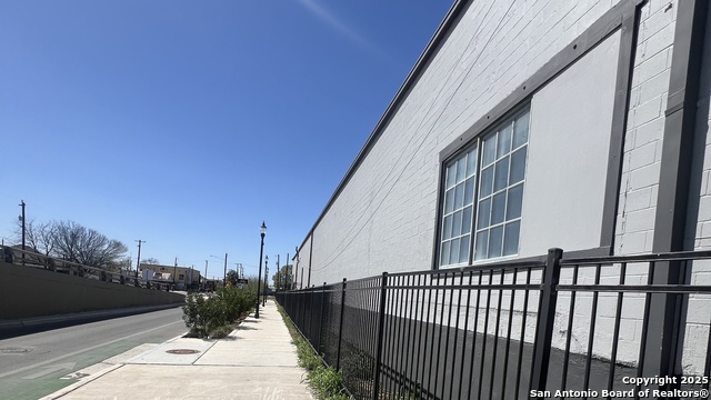 Listing photo id 5 for 1303 Commerce W