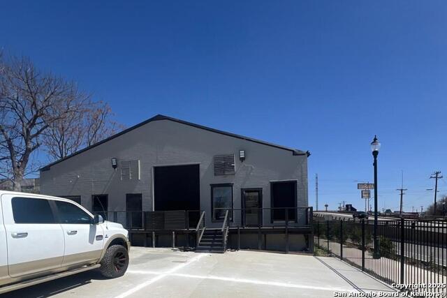 Listing photo id 7 for 1303 Commerce W