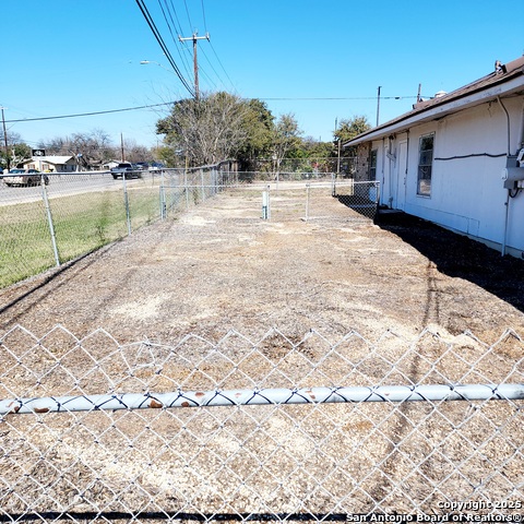 Listing photo id 12 for 8030 Blanco Road