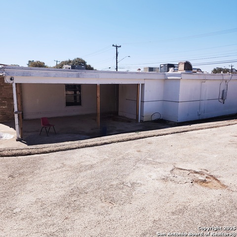 Listing photo id 14 for 8030 Blanco Road
