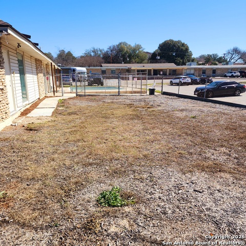 Listing photo id 15 for 8030 Blanco Road