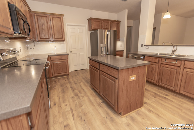 Image 7 of 70 For 414 Turnberry Way
