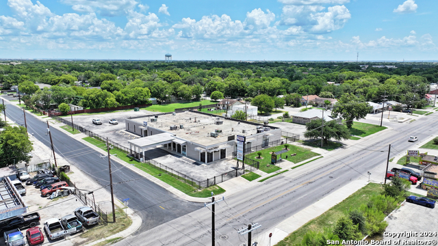 Listing photo id 8 for 2404 Commercial