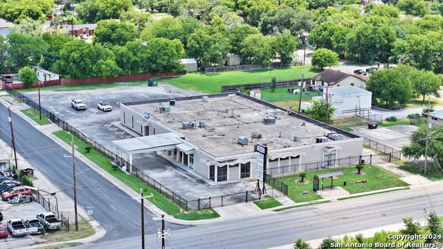 Listing photo id 9 for 2404 Commercial