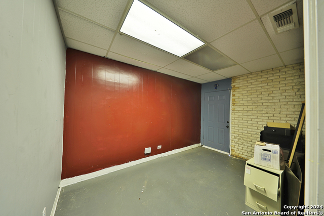 Listing photo id 10 for 2404 Commercial