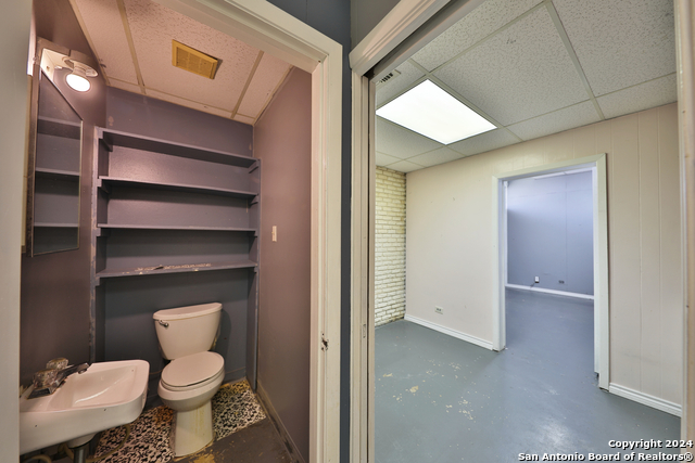 Listing photo id 11 for 2404 Commercial