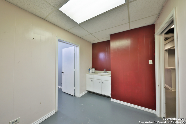 Listing photo id 12 for 2404 Commercial