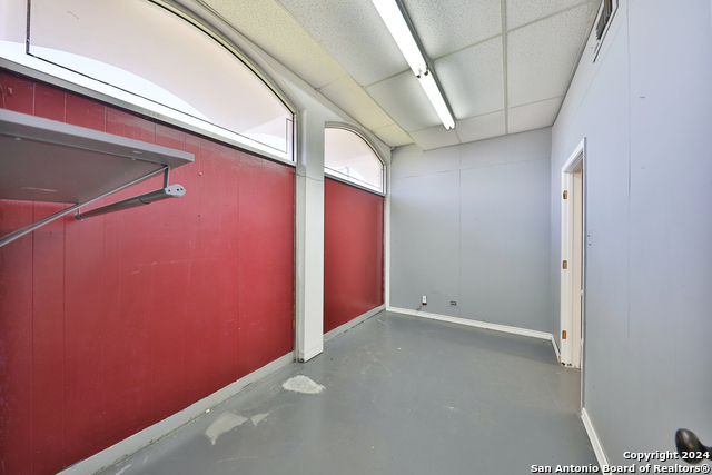 Listing photo id 13 for 2404 Commercial