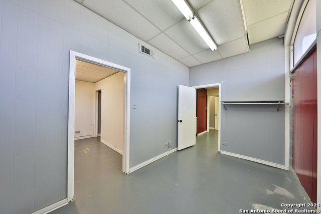 Listing photo id 14 for 2404 Commercial